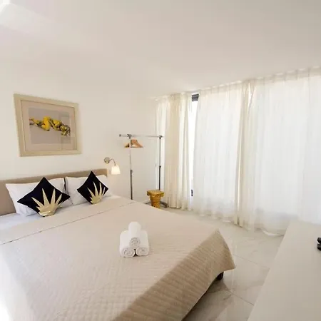 Ag2 - Sea View Stylish 2 Bedroom Apt *