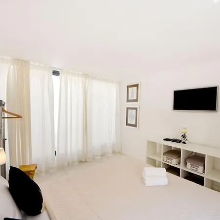 Ag2 - Sea View Stylish 2 Bedroom Apt *