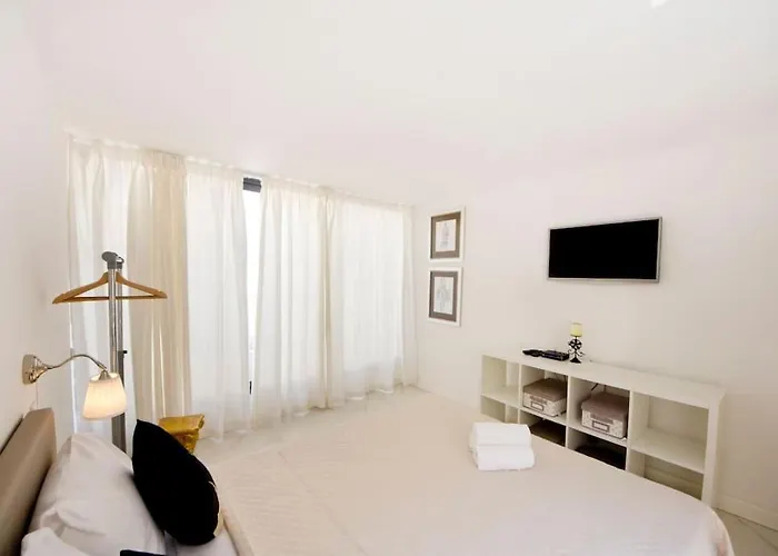 Ag2 - Sea View Stylish 2 Bedroom Apt *